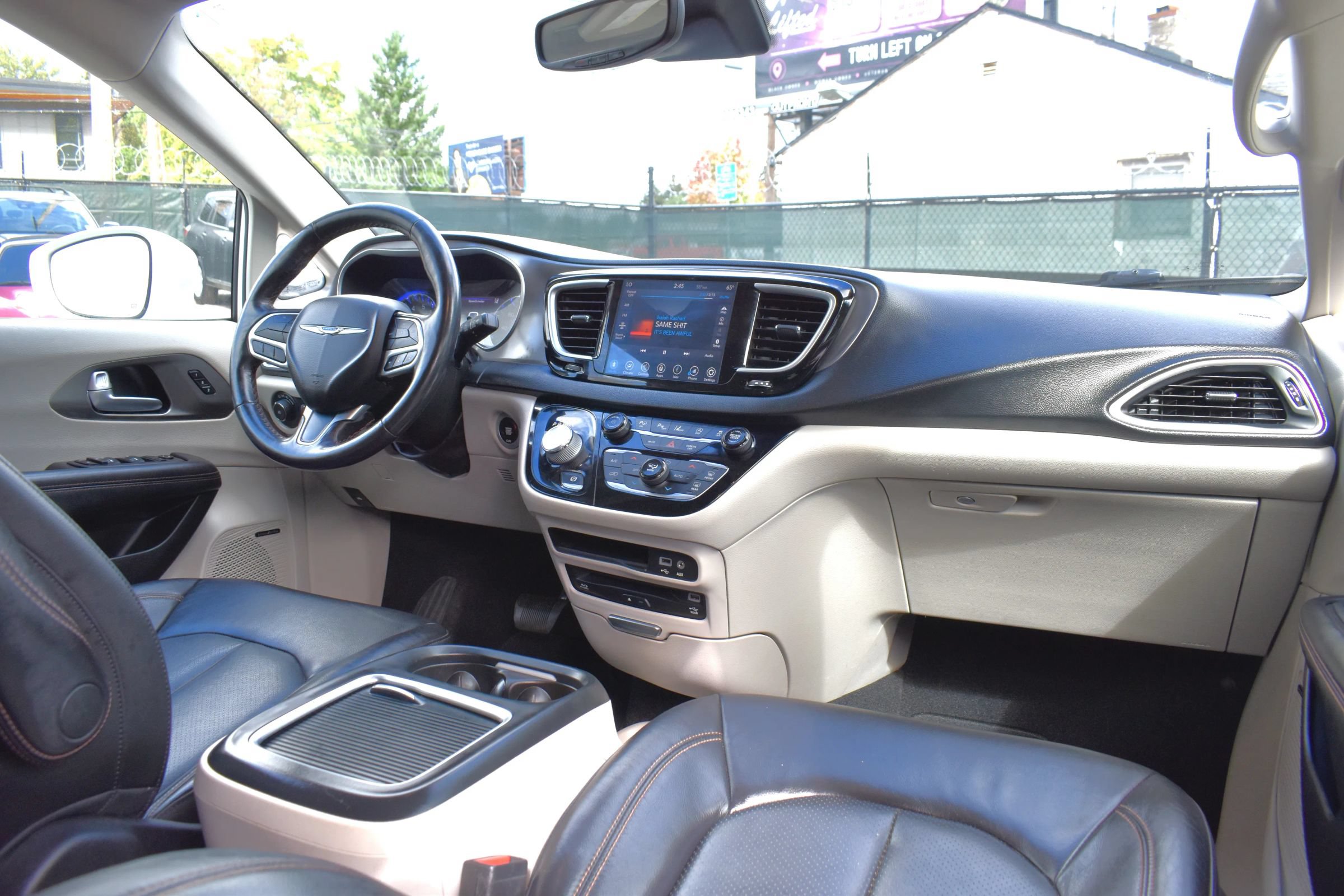 Used 2020 Chrysler Pacifica Touring-L Plus w/ Tire & Wheel Group FWD image 12
