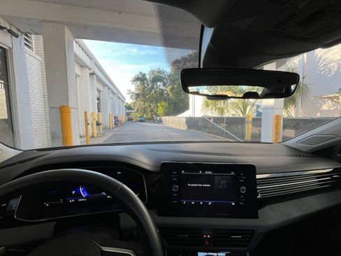 Used 2025 Volkswagen Jetta SE image 33