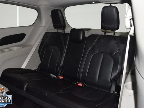 Certified 2024 Chrysler Pacifica Touring-L FWD image 30