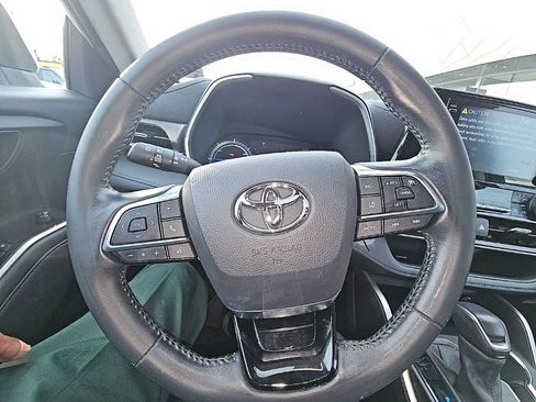 Used 2021 Toyota Highlander XLE image 17