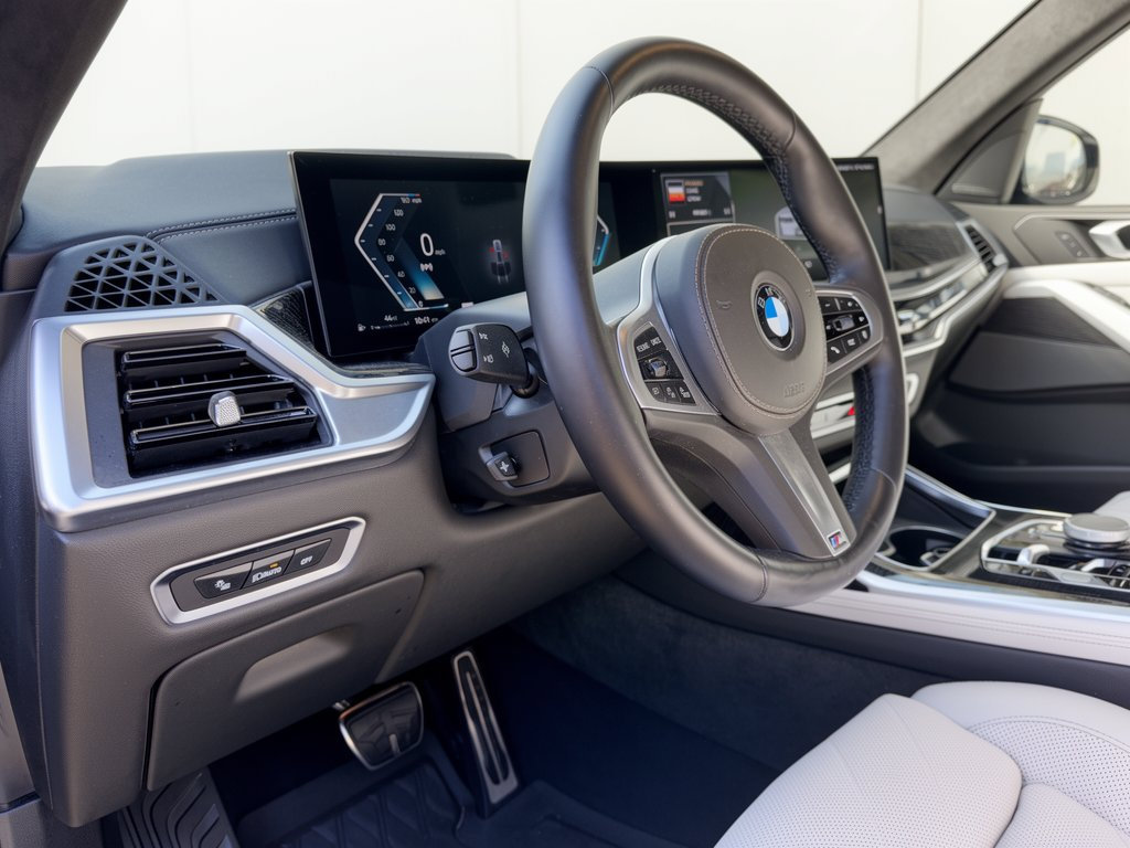 Used 2025 BMW X7 xDrive40i w/ M Sport Package AWD/4WD image 4