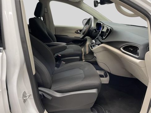 Used 2023 Chrysler Voyager LX FWD image 9