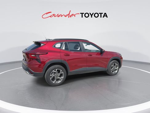 Used 2025 Chevrolet Trax LT FWD image 8