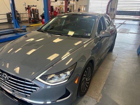Used 2023 Hyundai Sonata Limited FWD image 2