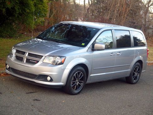 Used 2015 Dodge Grand Caravan R/T image 24
