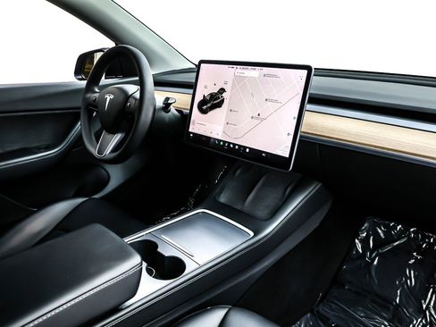 Used 2021 Tesla Model Y Long Range image 15