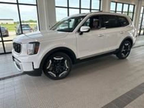 Used 2023 Kia Telluride EX w/ EX Captain's Chair Package AWD/4WD image 1