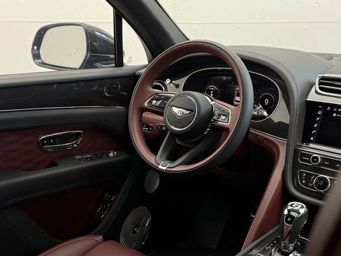 Used 2025 Bentley Bentayga image 34