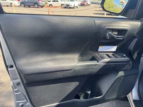 Used 2018 Toyota Tacoma TRD Off-Road image 13