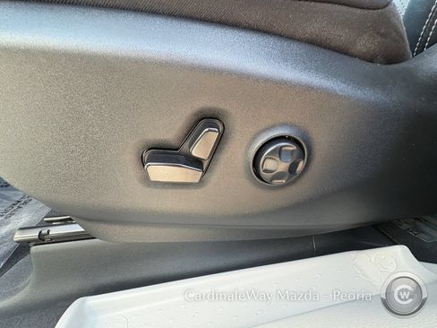 Used 2024 Chrysler Pacifica Touring-L FWD image 16
