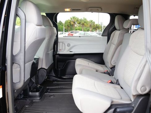 Used 2026 Toyota Sienna LE FWD image 11