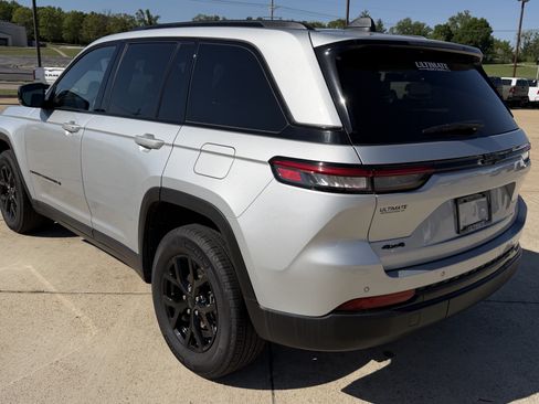 Used 2025 Jeep Grand Cherokee Altitude AWD/4WD image 5