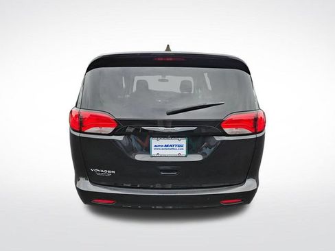 Used 2022 Chrysler Voyager LX FWD image 4