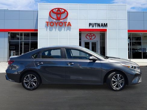 New 2023 Kia Forte LXS FWD image 3