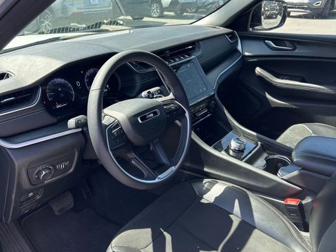 Used 2025 Jeep Grand Cherokee Altitude image 13