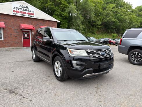 Used 2017 Ford Explorer XLT w/ Equipment Group 202A AWD/4WD image 3