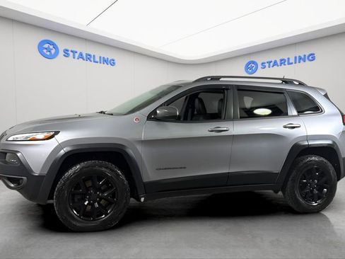 Used 2017 Jeep Cherokee Trailhawk AWD/4WD image 2