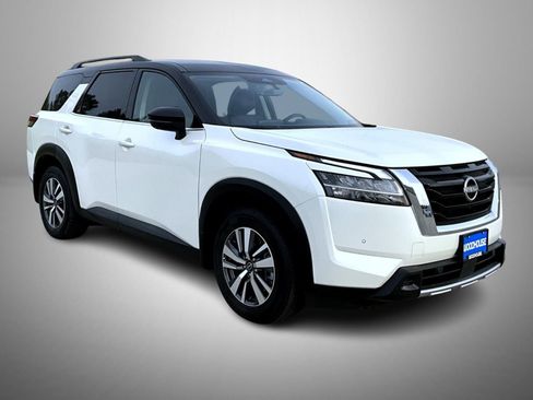 Used 2024 Nissan Pathfinder SL image 3