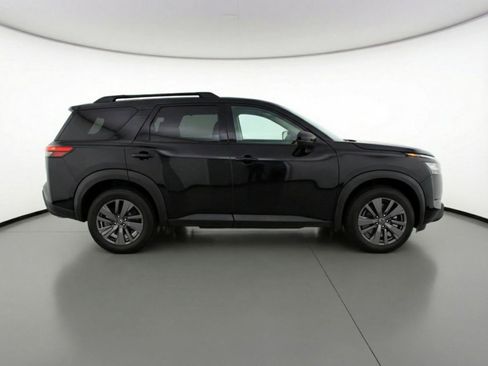 Used 2025 Nissan Pathfinder SV image 11