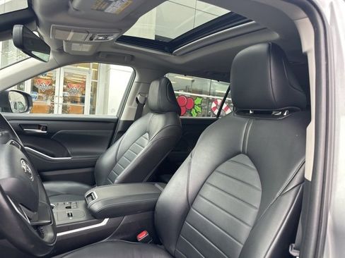 Used 2023 Toyota Highlander L image 9