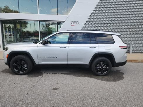 Used 2025 Jeep Grand Cherokee L Limited w/ Black Appearance Package AWD/4WD image 3