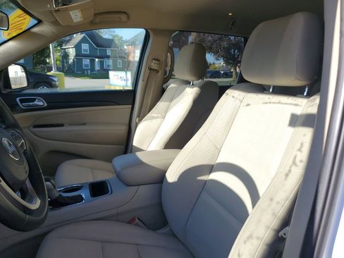 Used 2019 Jeep Grand Cherokee Laredo image 13