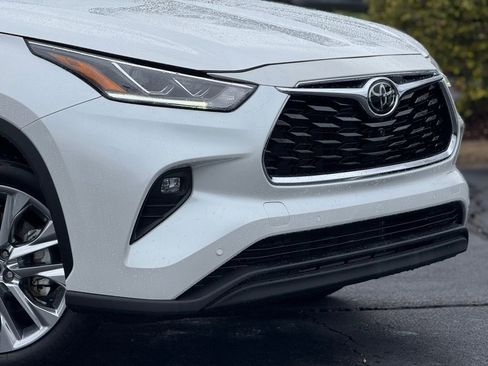 Used 2024 Toyota Highlander Limited image 8