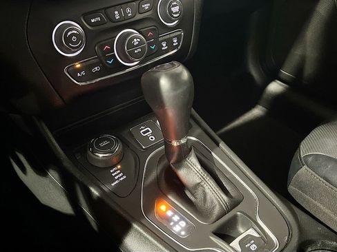 Used 2022 Jeep Cherokee Latitude Lux w/ Mopar Interior Package AWD/4WD image 16