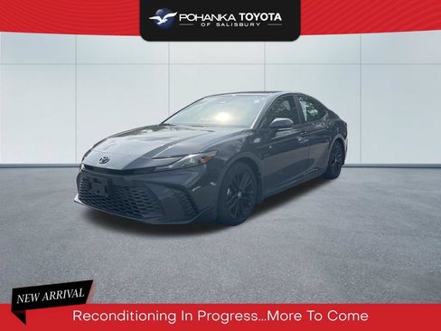 Used 2025 Toyota Camry SE FWD image 1