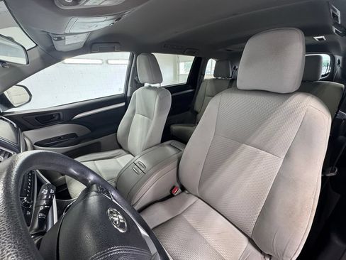 Used 2015 Toyota Highlander LE FWD image 13