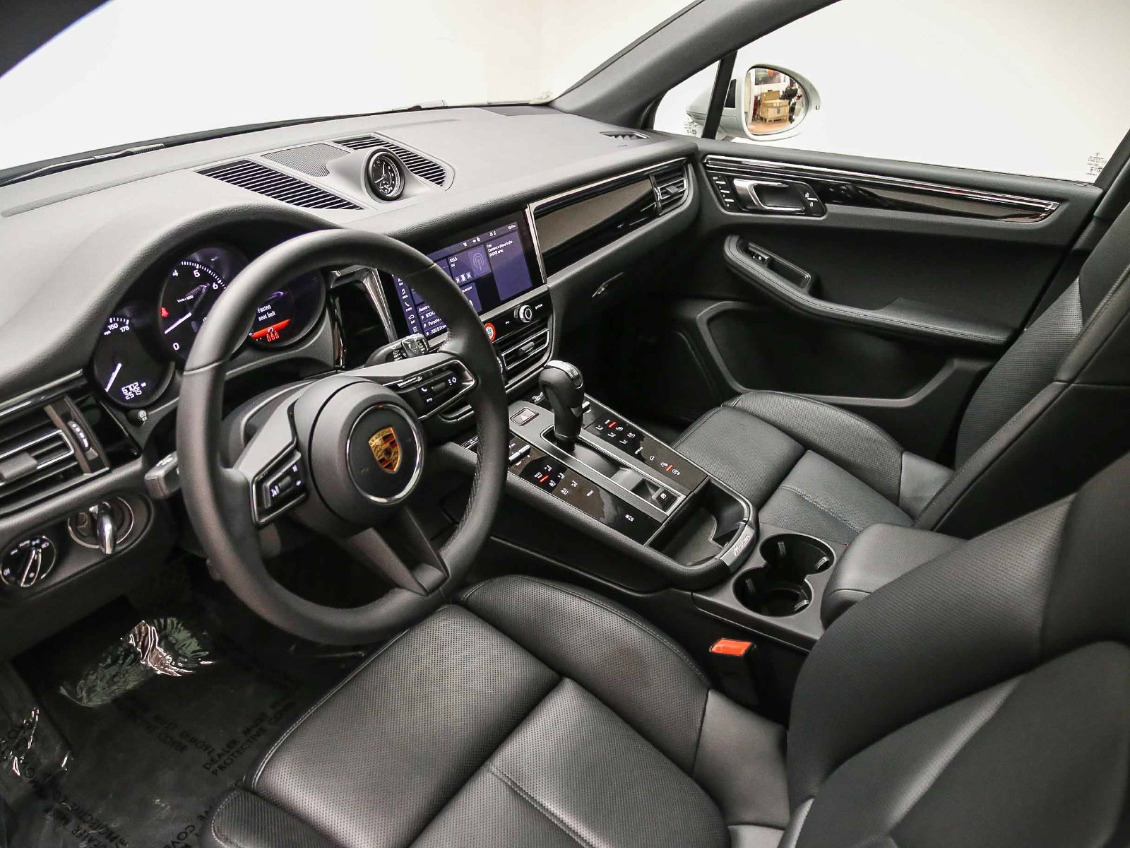 Certified 2026 Porsche Macan AWD/4WD image 9