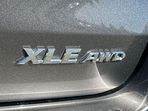 Used 2019 Toyota Highlander XLE AWD/4WD image 33