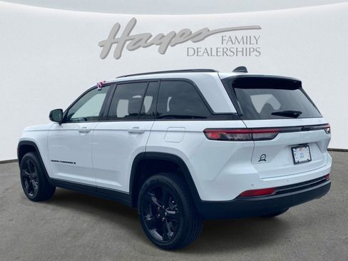Used 2025 Jeep Grand Cherokee Altitude RWD image 5