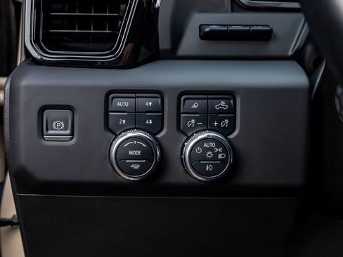 Used 2023 GMC Sierra 1500 AT4 w/ Technology Package AWD/4WD image 21