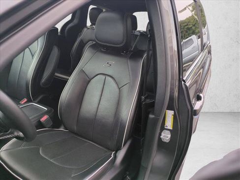 Used 2019 Chrysler Pacifica Limited w/ Advanced Safetytec Group FWD image 17
