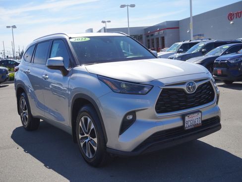 Used 2022 Toyota Highlander XLE image 1