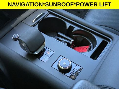 Used 2023 Land Rover Discovery S image 25