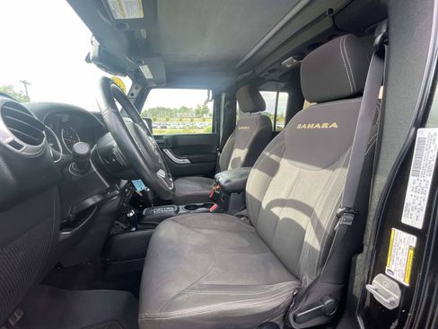 Used 2015 Jeep Wrangler Unlimited Sahara w/ Connectivity Group AWD/4WD image 16