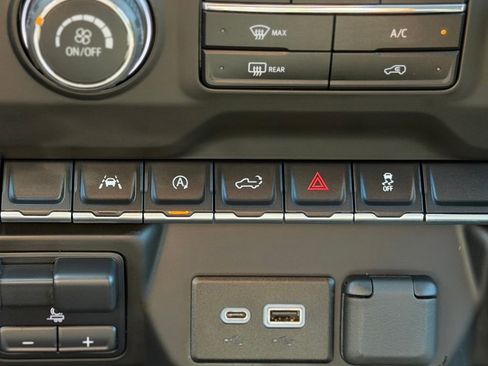 Used 2023 Chevrolet Silverado 1500 Custom AWD/4WD image 13