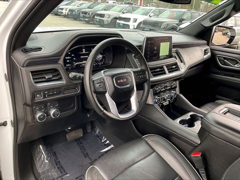 Used 2024 GMC Yukon XL SLT image 8