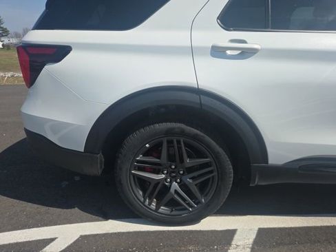 Used 2025 Ford Explorer ST image 7