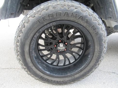 Used 2023 Jeep Gladiator Rubicon w/ LED Lighting Group AWD/4WD image 8