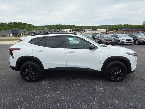New 2026 Chevrolet Trax LT w/ Sunroof Package FWD image 9