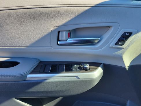 Used 2024 Toyota Sienna Limited image 17