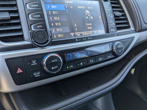 Used 2018 Toyota Highlander XLE image 23