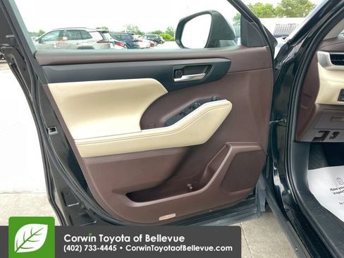 Used 2020 Toyota Highlander XLE AWD/4WD image 35