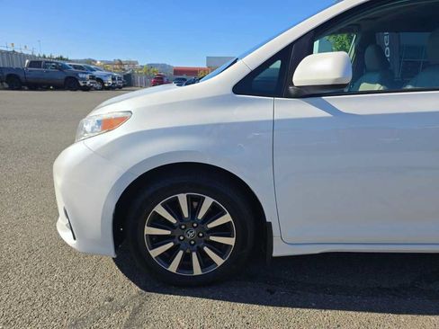 Used 2019 Toyota Sienna XLE w/ XLE Navigation Package AWD/4WD image 19