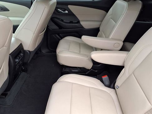 Used 2023 Chevrolet Traverse Premier image 11