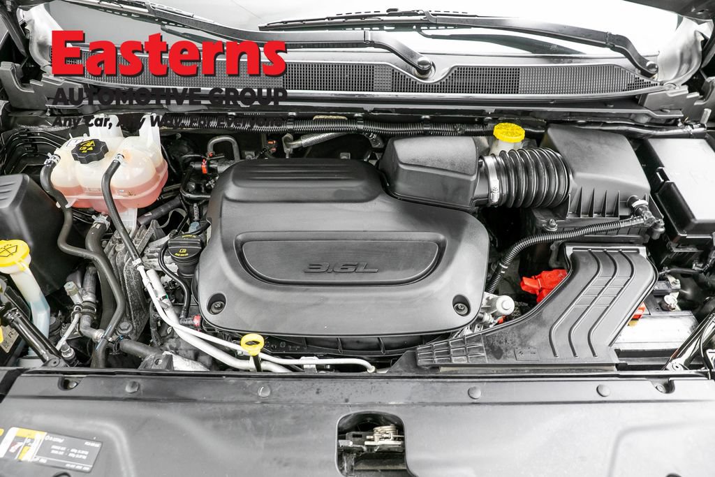 Used 2023 Chrysler Pacifica Touring-L FWD image 8
