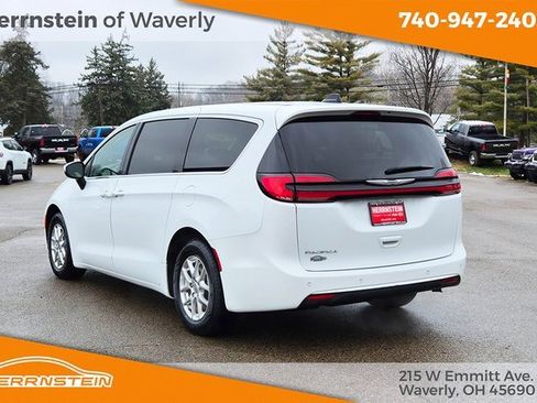 Used 2023 Chrysler Pacifica Touring-L image 5